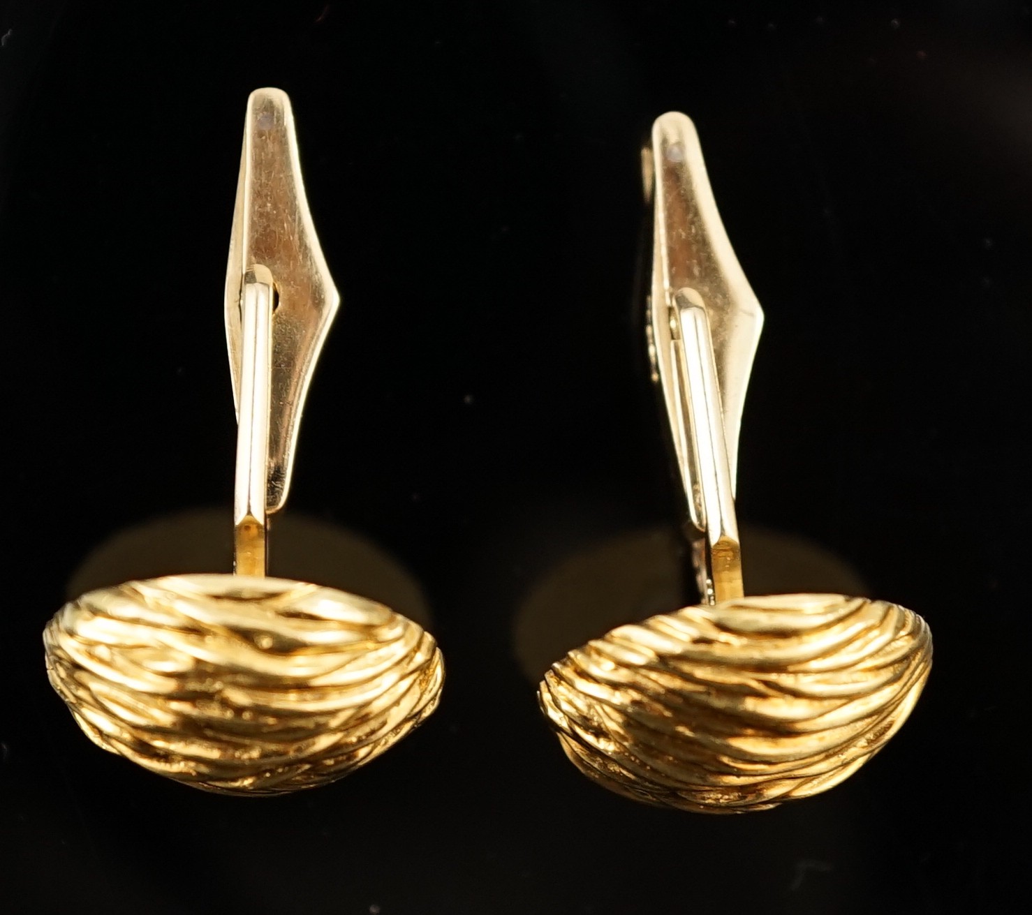 A modern pair of Kutchinsky 18ct gold cufflinks